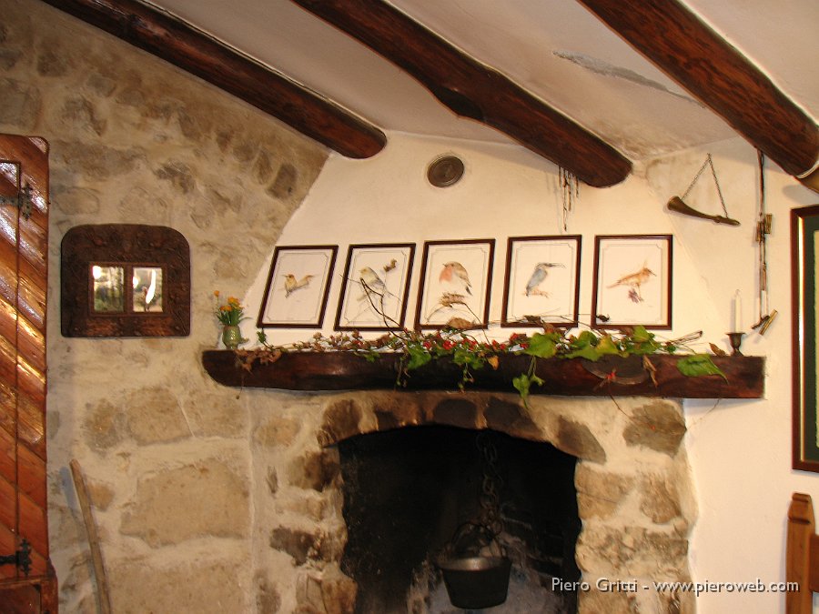 RoccoloAvesaGanda 052.jpg - L'angolo del camino è abbellito con i disegni di Stefano Torriani